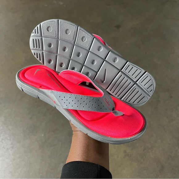 WMNS NIKE COMFORT THONG SILVER GREY HOT NEON PINKS FOOTBEDS FOOT BED FOOTBED - Picture 1 of 4